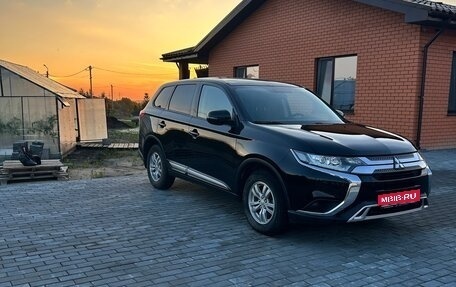 Mitsubishi Outlander III рестайлинг 3, 2020 год, 2 700 000 рублей, 1 фотография