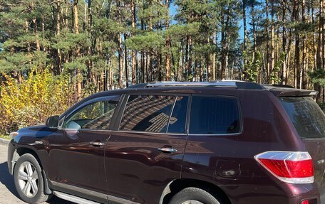 Toyota Highlander III, 2011 год, 1 850 000 рублей, 2 фотография