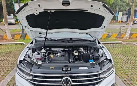 Volkswagen Tiguan II, 2022 год, 2 639 000 рублей, 2 фотография