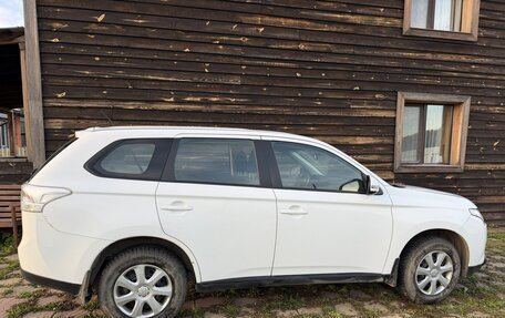Mitsubishi Outlander III рестайлинг 3, 2013 год, 1 399 000 рублей, 2 фотография