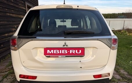 Mitsubishi Outlander III рестайлинг 3, 2013 год, 1 399 000 рублей, 4 фотография