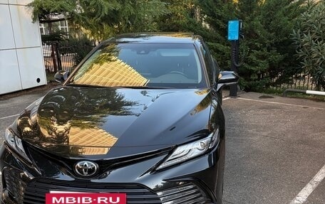 Toyota Camry, 2023 год, 3 850 000 рублей, 2 фотография