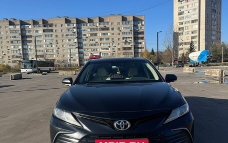 Toyota Camry, 2021 год, 3 090 000 рублей, 2 фотография