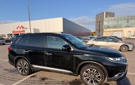 Mitsubishi Outlander III рестайлинг 3, 2022 год, 3 200 000 рублей, 3 фотография