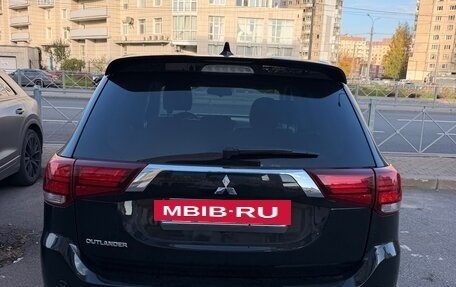 Mitsubishi Outlander III рестайлинг 3, 2022 год, 3 200 000 рублей, 2 фотография