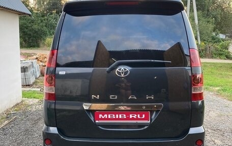 Toyota Noah III, 2003 год, 1 000 000 рублей, 4 фотография