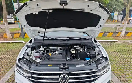 Volkswagen Tiguan II, 2022 год, 2 347 555 рублей, 2 фотография
