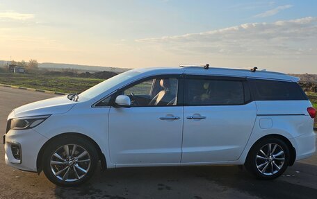 KIA Carnival III, 2019 год, 2 300 000 рублей, 3 фотография