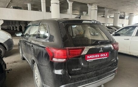Mitsubishi Outlander III рестайлинг 3, 2018 год, 1 366 200 рублей, 5 фотография