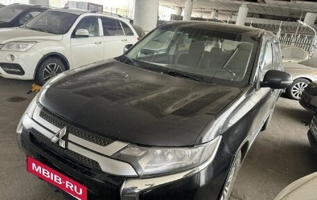 Mitsubishi Outlander III рестайлинг 3, 2018 год, 1 366 200 рублей, 3 фотография