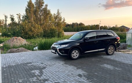 Mitsubishi Outlander III рестайлинг 3, 2020 год, 2 700 000 рублей, 4 фотография