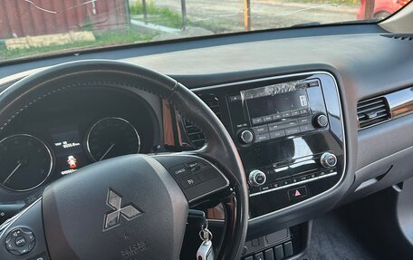 Mitsubishi Outlander III рестайлинг 3, 2020 год, 2 700 000 рублей, 5 фотография