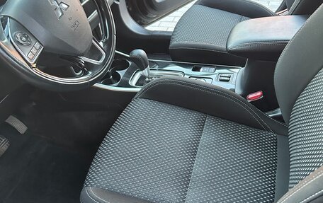 Mitsubishi Outlander III рестайлинг 3, 2020 год, 2 700 000 рублей, 6 фотография