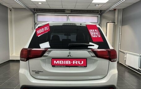 Mitsubishi Outlander III рестайлинг 3, 2020 год, 2 359 000 рублей, 5 фотография