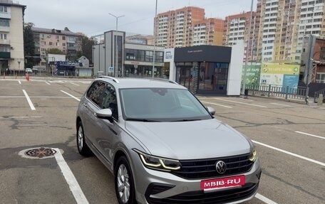 Volkswagen Tiguan II, 2021 год, 2 850 000 рублей, 2 фотография