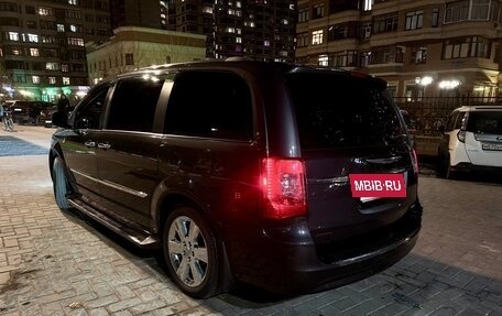 Chrysler Voyager IV, 2011 год, 1 800 000 рублей, 2 фотография