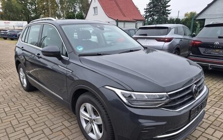Volkswagen Tiguan II, 2022 год, 2 292 000 рублей, 3 фотография