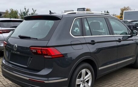 Volkswagen Tiguan II, 2022 год, 2 292 000 рублей, 2 фотография
