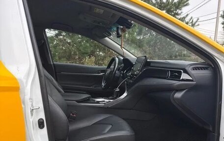 Toyota Camry, 2022 год, 1 800 000 рублей, 7 фотография