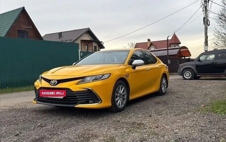Toyota Camry, 2022 год, 1 800 000 рублей, 2 фотография