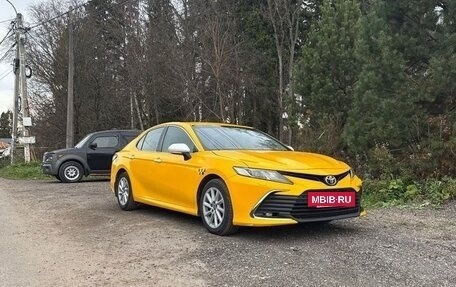 Toyota Camry, 2022 год, 1 800 000 рублей, 6 фотография