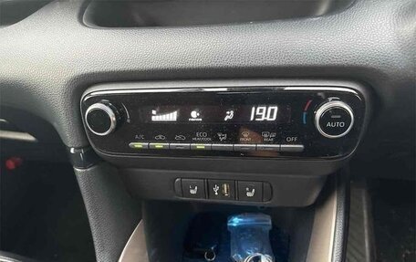 Toyota Yaris, 2021 год, 980 000 рублей, 11 фотография