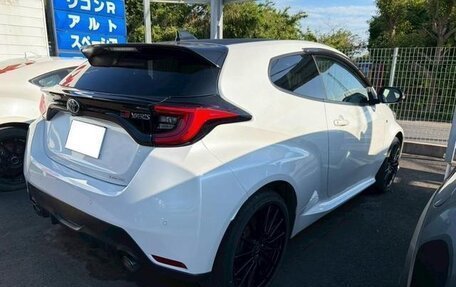 Toyota Yaris, 2023 год, 1 700 000 рублей, 4 фотография