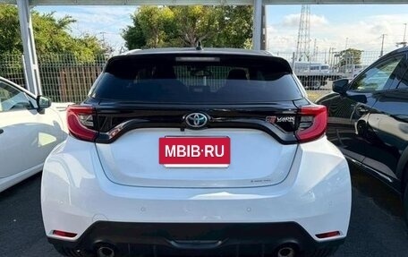 Toyota Yaris, 2023 год, 1 700 000 рублей, 5 фотография