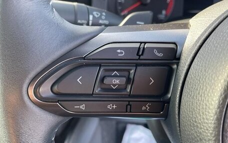 Toyota Yaris, 2023 год, 1 700 000 рублей, 9 фотография