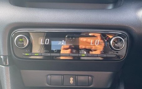Toyota Yaris, 2023 год, 1 700 000 рублей, 11 фотография