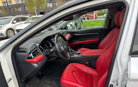 Toyota Camry, 2019 год, 2 550 000 рублей, 18 фотография
