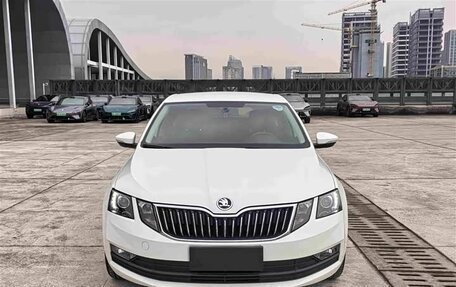 Skoda Octavia, 2022 год, 1 500 000 рублей, 2 фотография