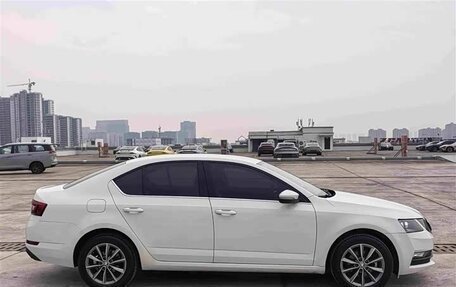 Skoda Octavia, 2022 год, 1 500 000 рублей, 4 фотография