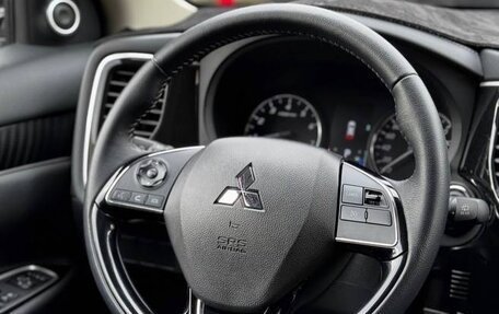 Mitsubishi Outlander III рестайлинг 3, 2022 год, 1 950 000 рублей, 2 фотография