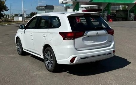 Mitsubishi Outlander III рестайлинг 3, 2022 год, 1 950 000 рублей, 7 фотография