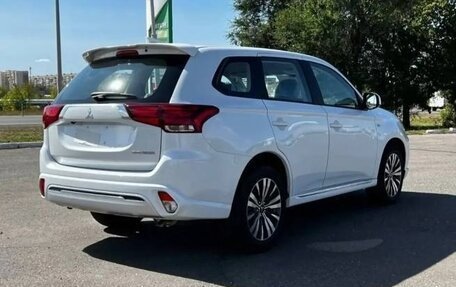 Mitsubishi Outlander III рестайлинг 3, 2022 год, 1 950 000 рублей, 6 фотография