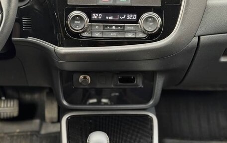 Mitsubishi Outlander III рестайлинг 3, 2022 год, 1 950 000 рублей, 3 фотография