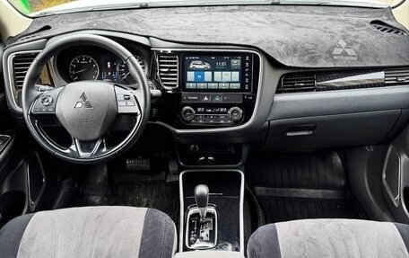 Mitsubishi Outlander III рестайлинг 3, 2022 год, 1 950 000 рублей, 4 фотография
