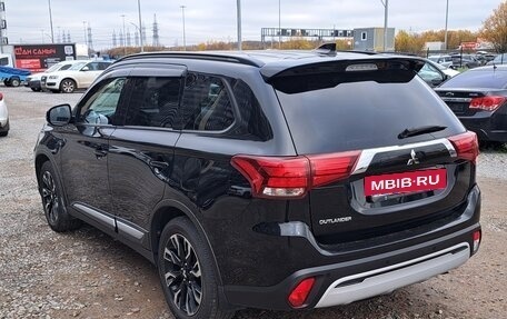 Mitsubishi Outlander III рестайлинг 3, 2021 год, 2 900 000 рублей, 3 фотография