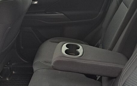 Mitsubishi Outlander III рестайлинг 3, 2021 год, 2 900 000 рублей, 9 фотография