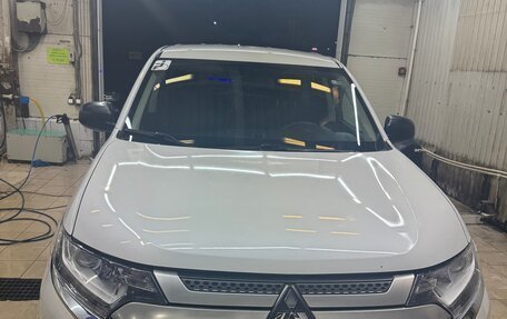Mitsubishi Outlander III рестайлинг 3, 2019 год, 2 050 000 рублей, 2 фотография
