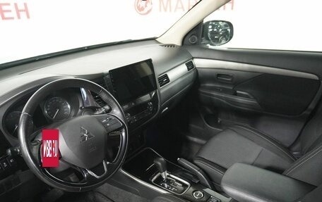 Mitsubishi Outlander III рестайлинг 3, 2018 год, 2 115 000 рублей, 10 фотография
