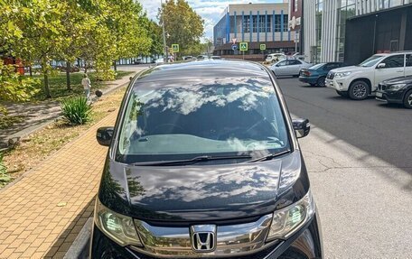 Honda Stepwgn IV рестайлинг, 2017 год, 1 820 000 рублей, 3 фотография