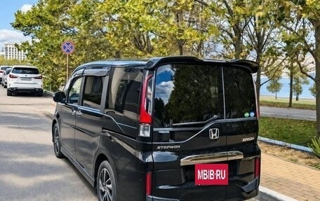 Honda Stepwgn IV рестайлинг, 2017 год, 1 820 000 рублей, 2 фотография