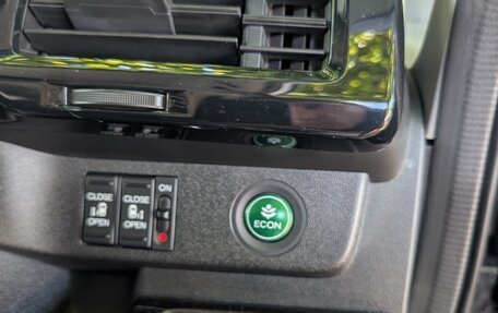 Honda Stepwgn IV рестайлинг, 2017 год, 1 820 000 рублей, 9 фотография