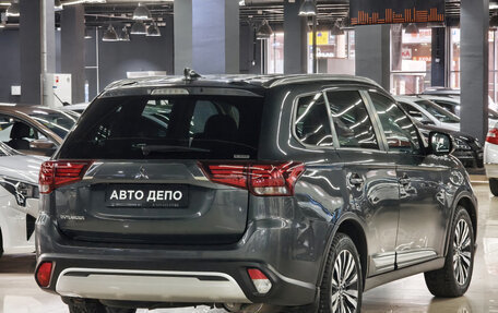 Mitsubishi Outlander III рестайлинг 3, 2021 год, 2 650 000 рублей, 4 фотография