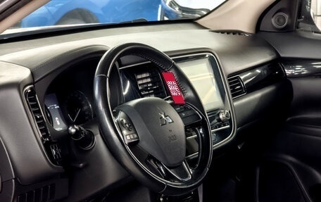 Mitsubishi Outlander III рестайлинг 3, 2021 год, 2 650 000 рублей, 16 фотография
