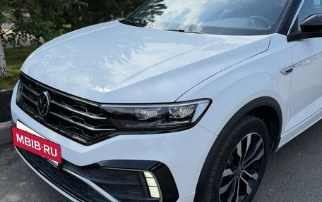 Volkswagen T-Roc I, 2023 год, 2 250 000 рублей, 2 фотография