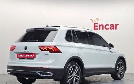 Volkswagen Tiguan II, 2021 год, 3 830 000 рублей, 2 фотография