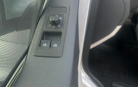 Volkswagen Caravelle T5, 2015 год, 2 300 000 рублей, 13 фотография